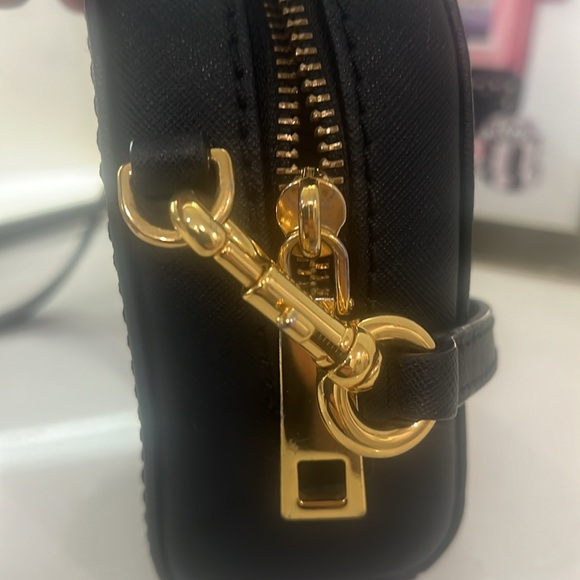 Marc Jacob’s EUC leather playback crossbody bag. Travel purse removable strap. - Picture 13 of 13